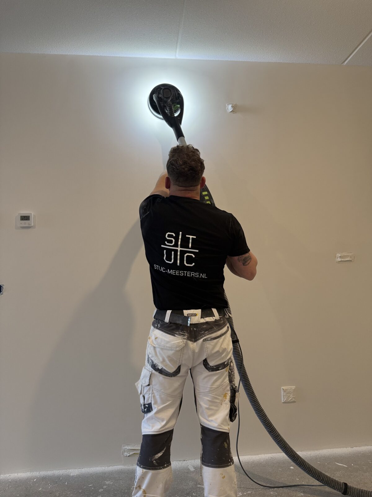 Stukadoor Zwolle wanden schuren na dunpleister nieuwbouw