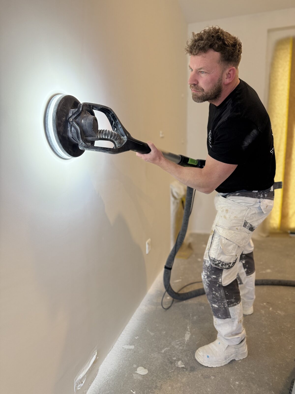 Stukadoor Emmeloord wanden schuren met machine na dunpleister nieuwbouw
